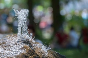 Sprudelnde-Wasserquelle-aus-einem-Naturstein