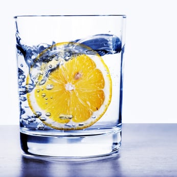 Wasserglas mit Zitrone