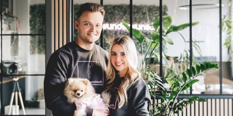 Wunderwunsch Team Celina Rewel und Toni Lösche mit Hund Chips in ihrem Büro in Coswig
