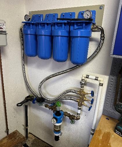 AQUOSS Vital-plus QUATTRO wall montiert neben dem Hauswasseranschluss