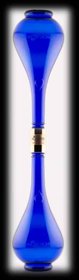 AQUOSS Vital-mobil Gold zwischen blauen Murano-Glasflaschen